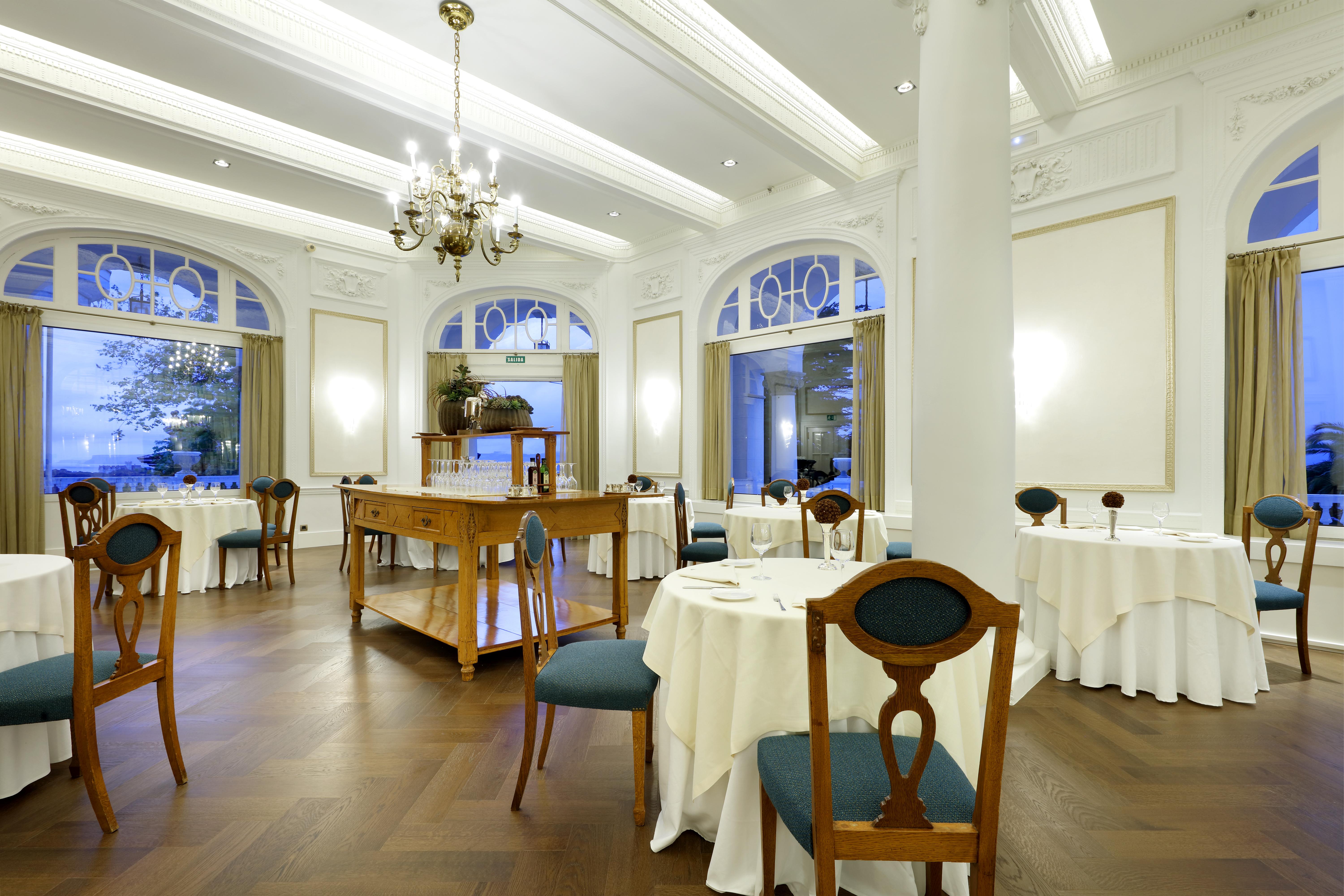 Eurostars Hotel Real Santander Zewnętrze zdjęcie The interior of the restaurant